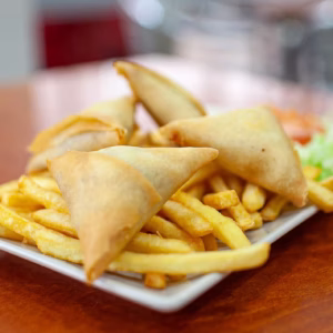 SAMOSA POLLO 3UD. Y PATATAS